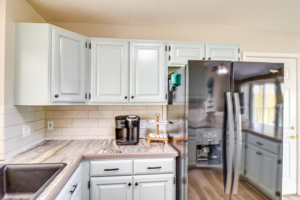 Charming Edgemont Home With Deck And Lake Views! Fairfield Bay Экстерьер фото