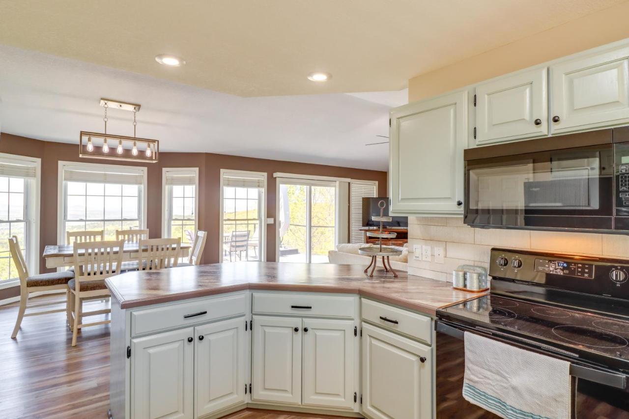 Charming Edgemont Home With Deck And Lake Views! Fairfield Bay Экстерьер фото