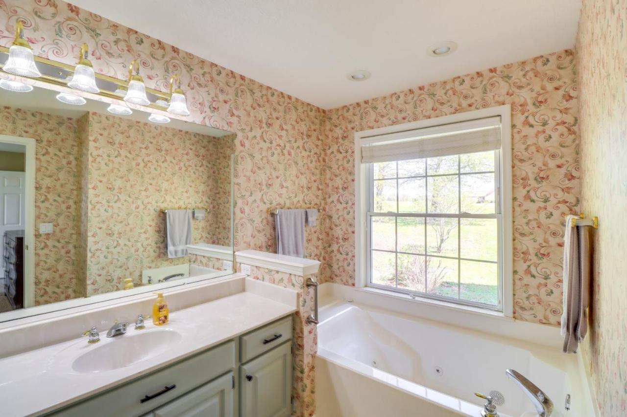 Charming Edgemont Home With Deck And Lake Views! Fairfield Bay Экстерьер фото